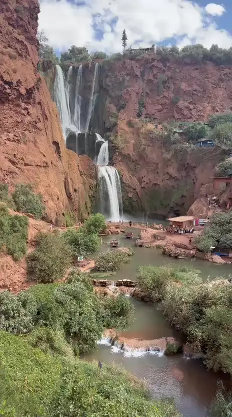 Las cascadas de Ouzoud entre paredes de roca rojiza y vegetación