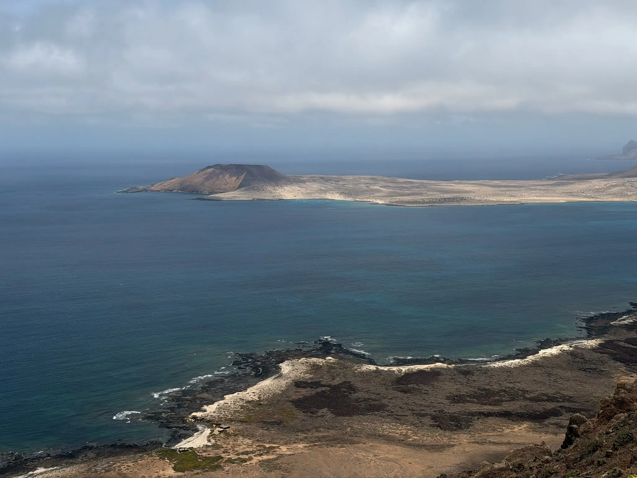 La isla de La Graciosa vista desde el Mirador del Río, en Lanzarote