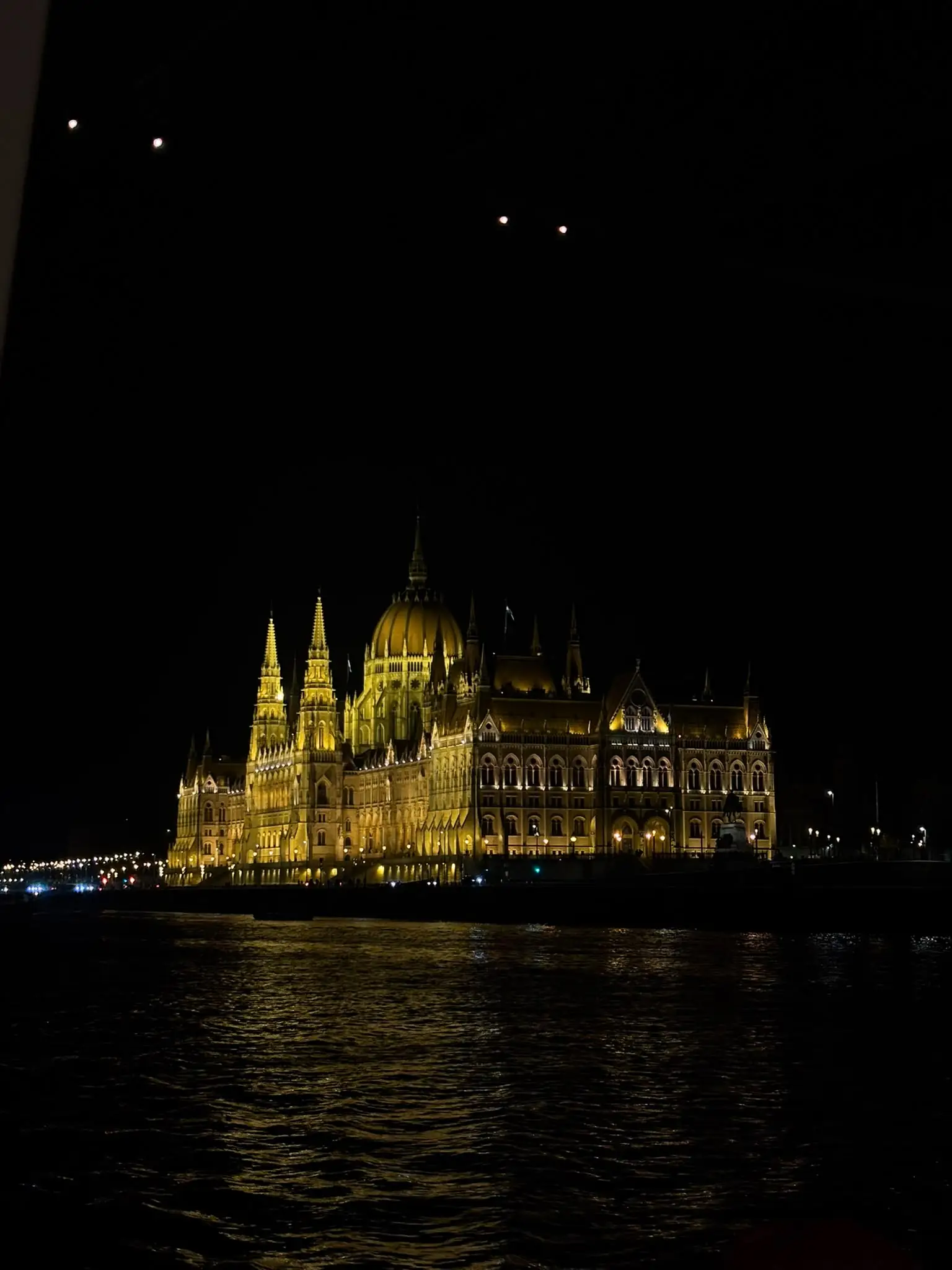 El Parlamento de Budapest iluminado de noche junto al Danubio