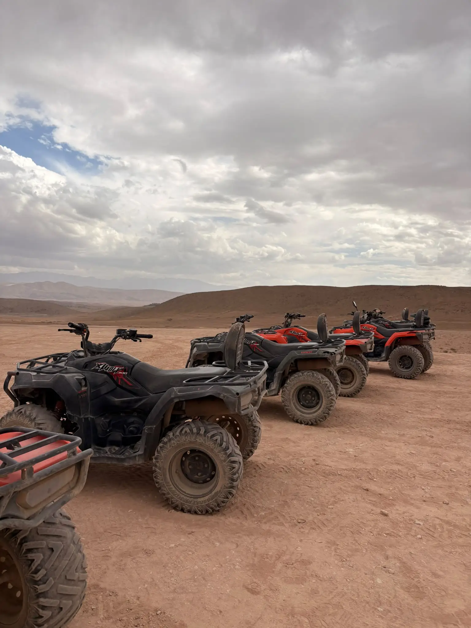 Quads aparcados en fila en el desierto de Agafay